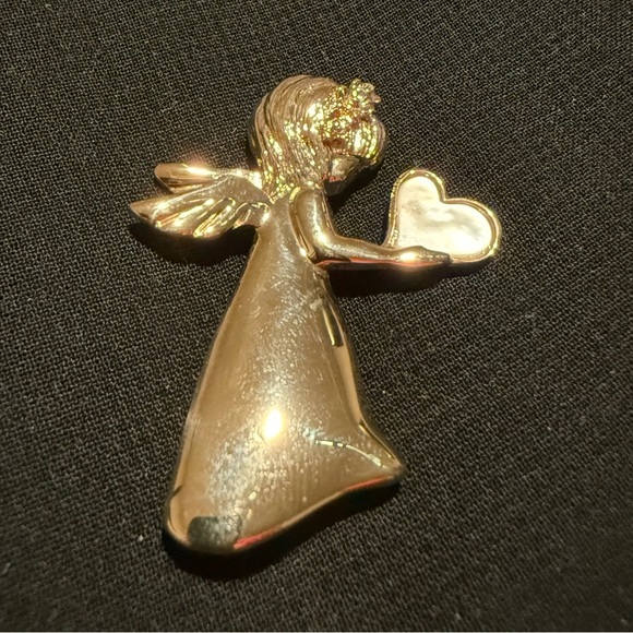 Liz Claiborne Jewelry - Vintage Liz Claiborne Gold Tone Angel Holding A Mother of Pearl Heart Brooch